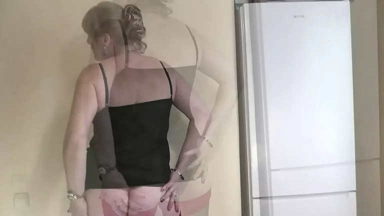 MILF Striptease, Behaarte MILF, MILF in Dessous